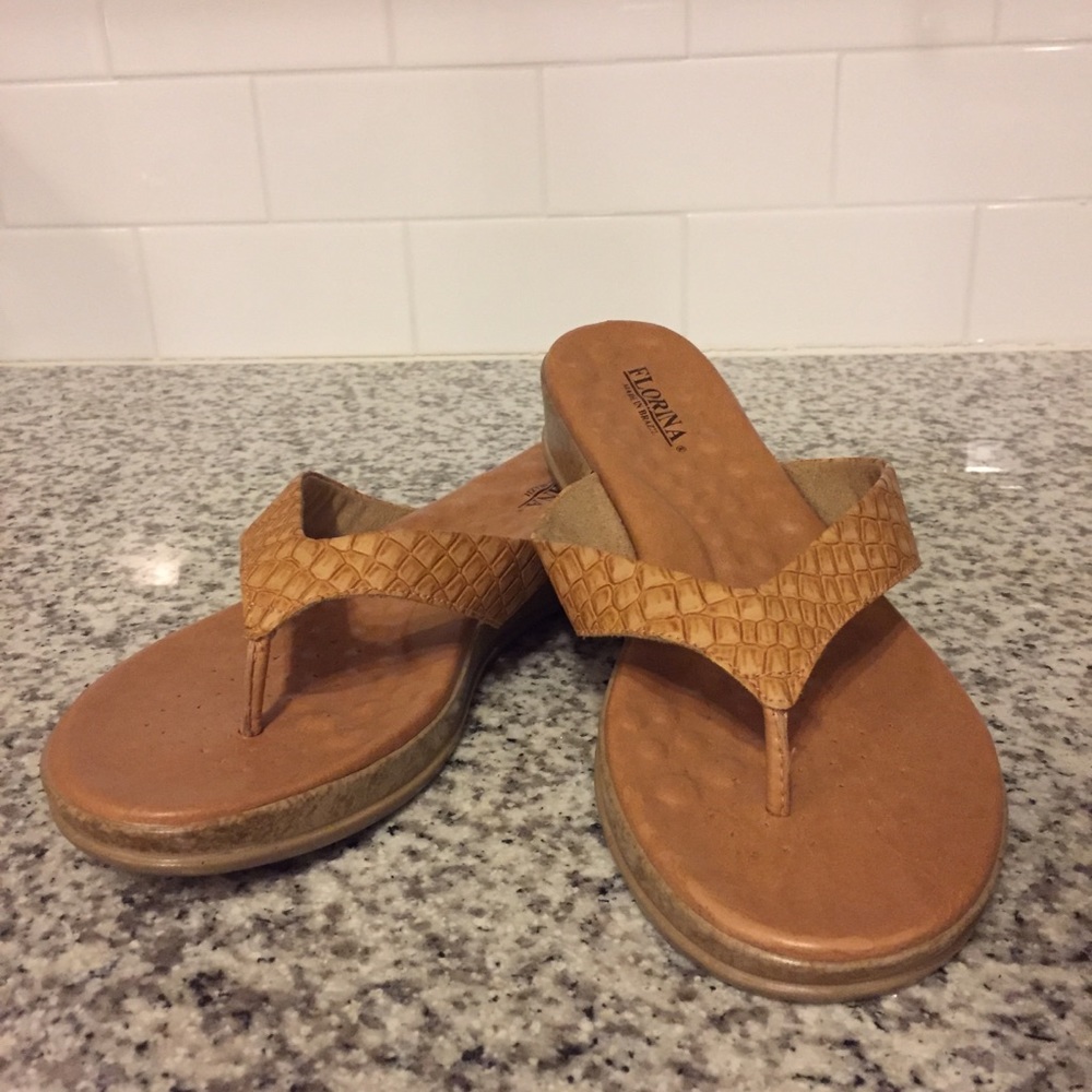 Florina Thong Sandal w/ leather upper size 9
